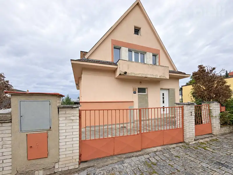 Prodej rodinného domu 260 m², pozemek 566 m², Praha – náhled fotky 2
