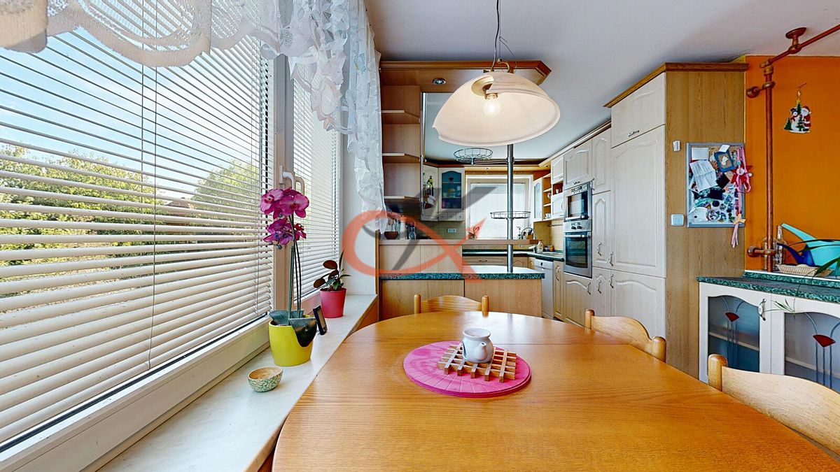 Prodej rodinného domu 225 m², pozemek 106 m² – fotografie 3