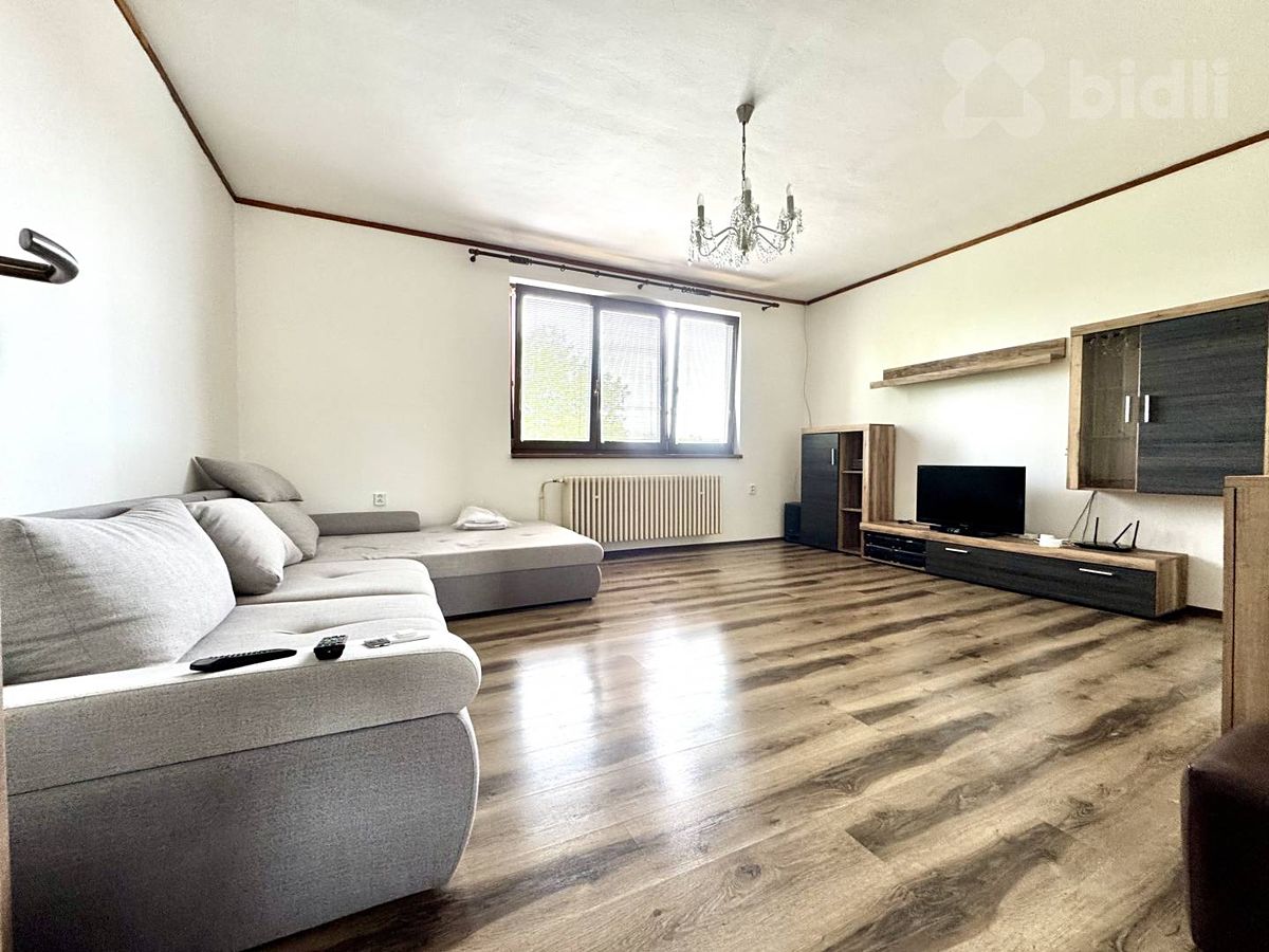 Pronájem rodinného domu 180 m², pozemek 486 m² – fotografie 2