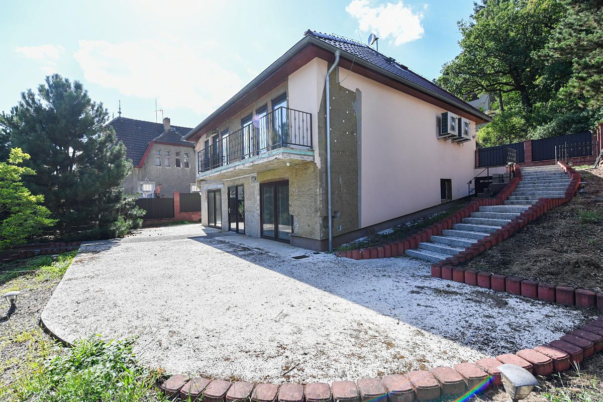 Prodej rodinného domu 270 m², pozemek 819 m² – fotografie 3