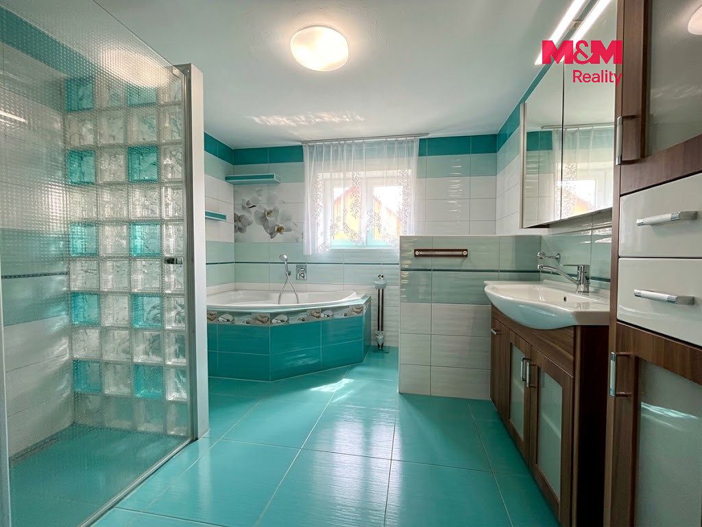 Prodej rodinného domu 140 m², pozemek 894 m² – fotografie 3