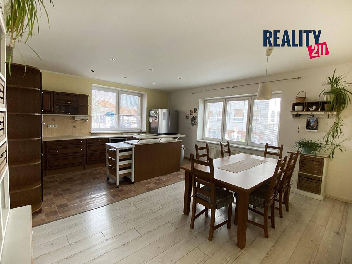 Prodej rodinného domu 261 m², pozemek 218 m²