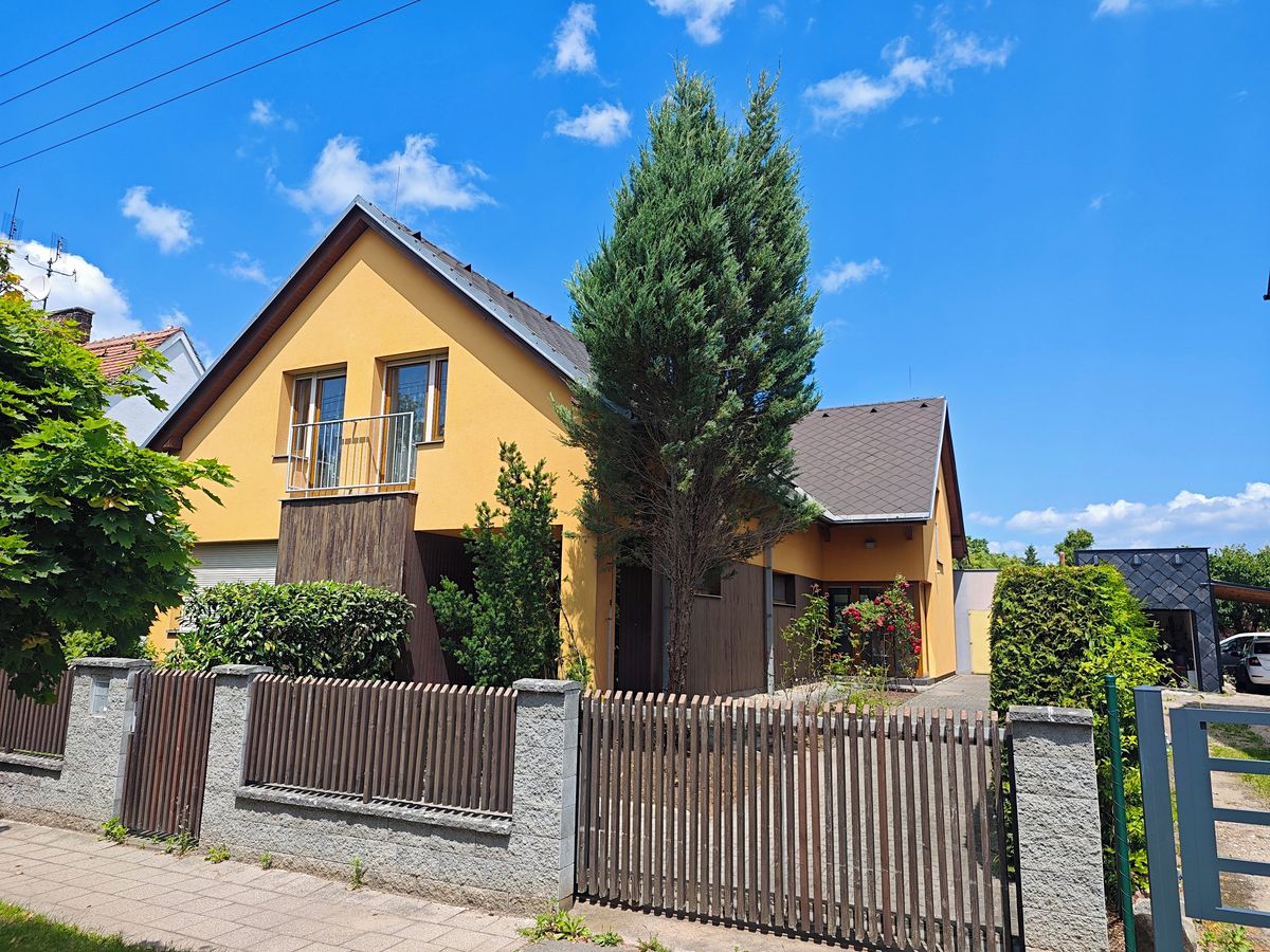 Prodej rodinného domu 289 m², pozemek 1700 m²