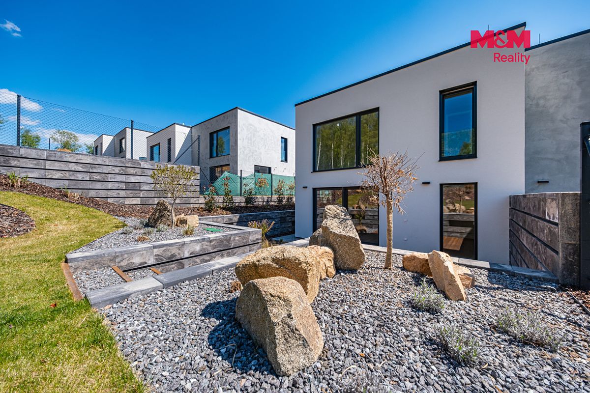 Prodej rodinného domu 219 m², pozemek 940 m² – fotografie 2