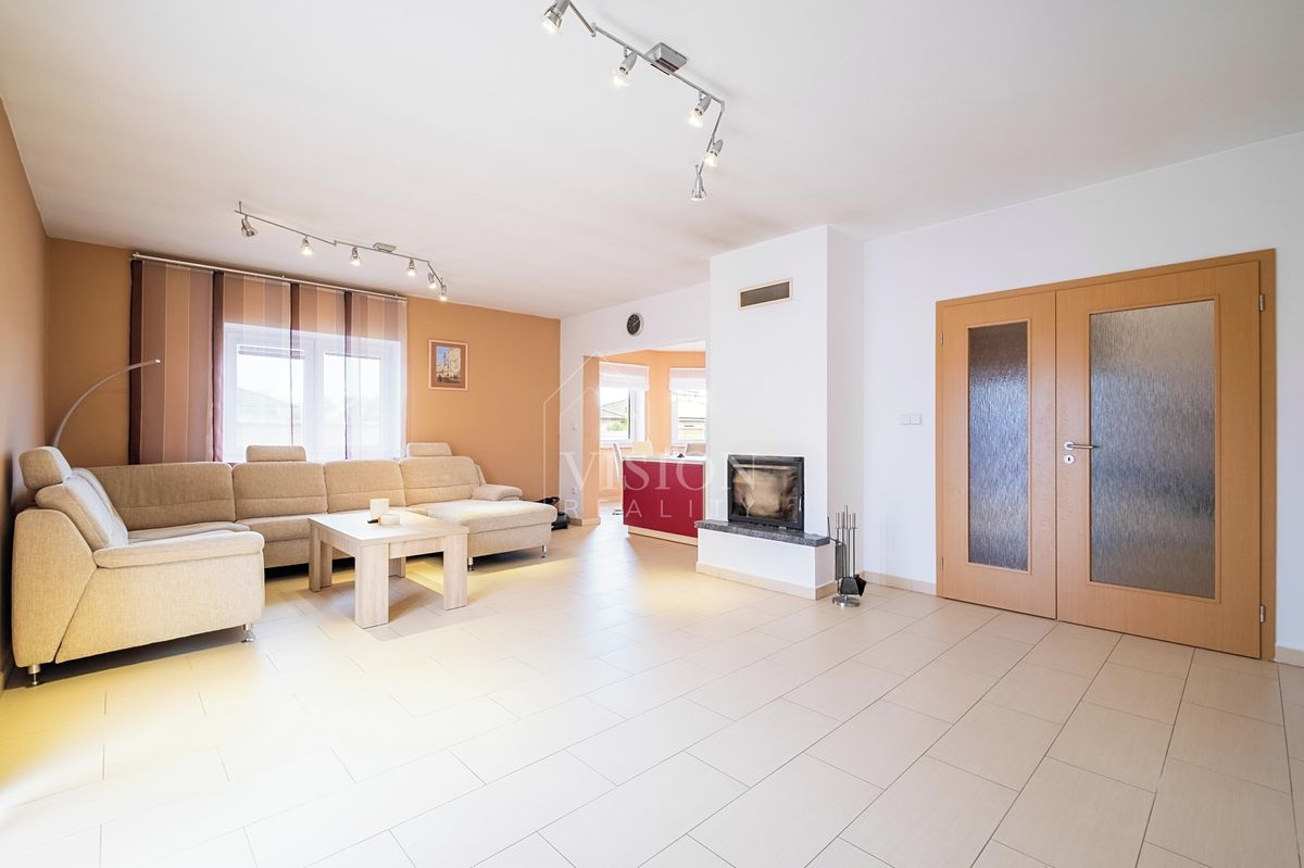 Prodej rodinného domu 242 m², pozemek 1923 m² – fotografie 3
