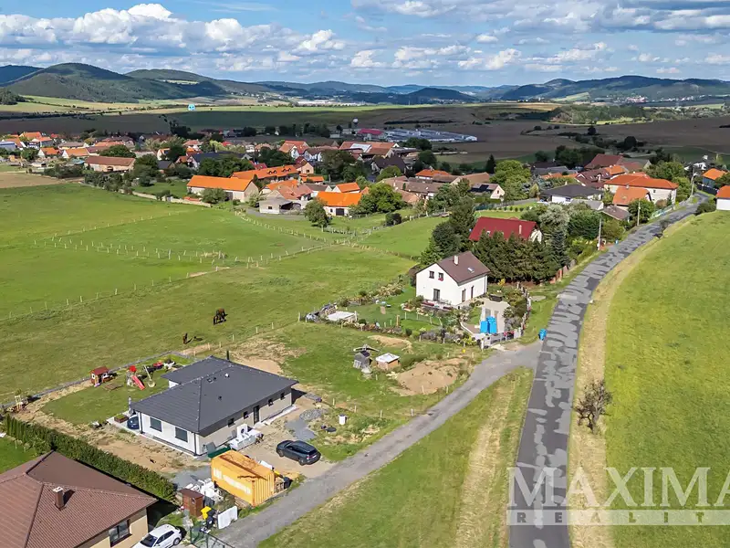 Prodej stavebního pozemku 1000 m², Chlustina – náhled fotky 3