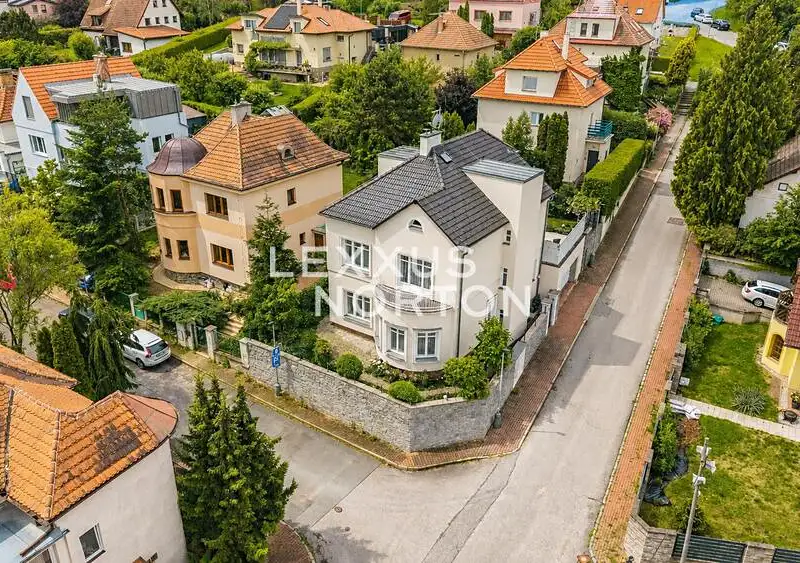 Prodej vily 289 m², pozemek 365 m², Praha – náhled fotky 1