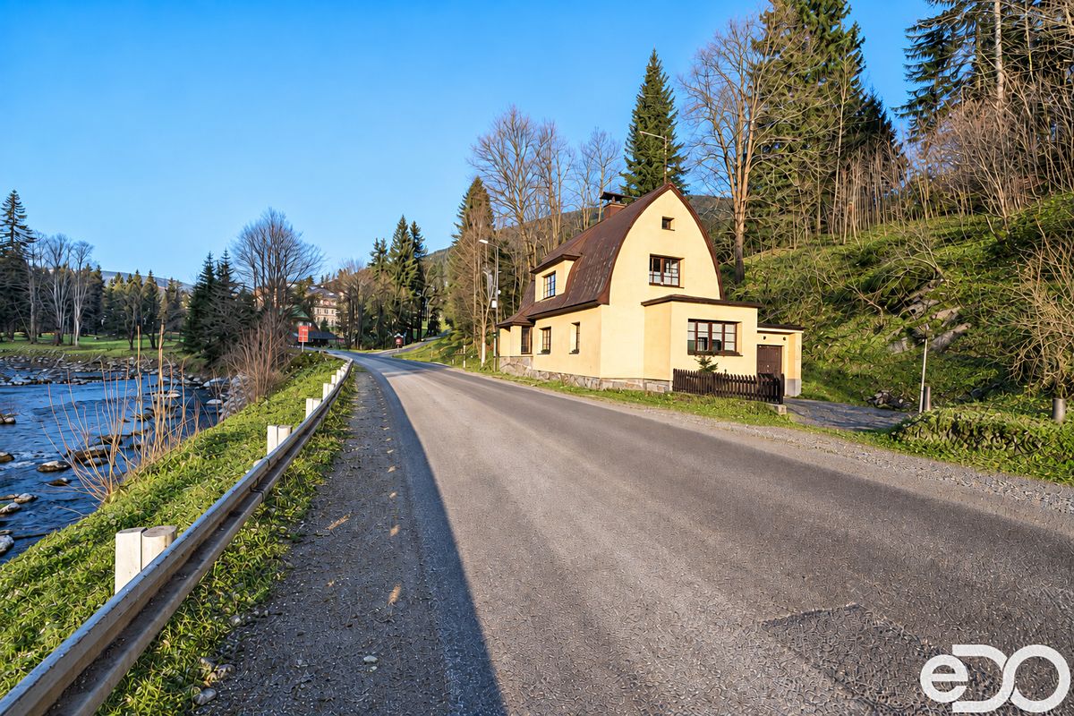 Prodej rodinného domu 405 m², pozemek 293 m²