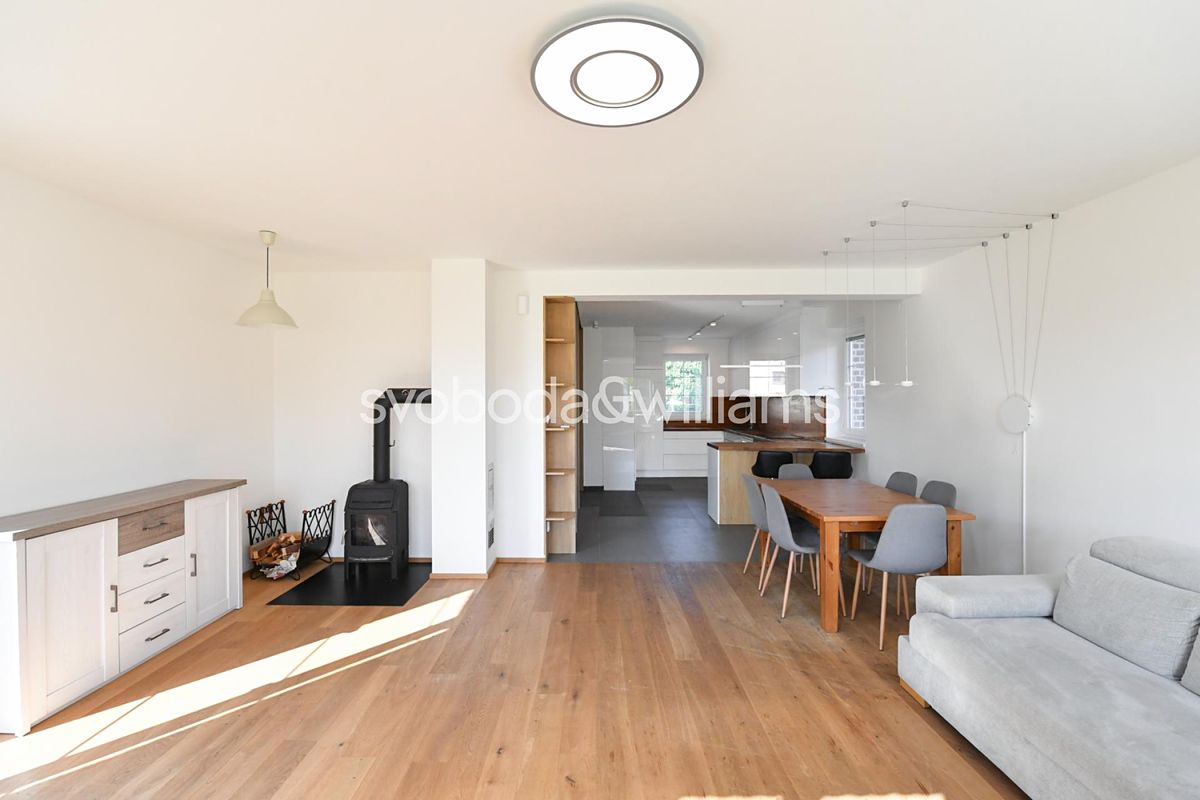 Pronájem rodinného domu 259 m², pozemek 1003 m² – fotografie 3