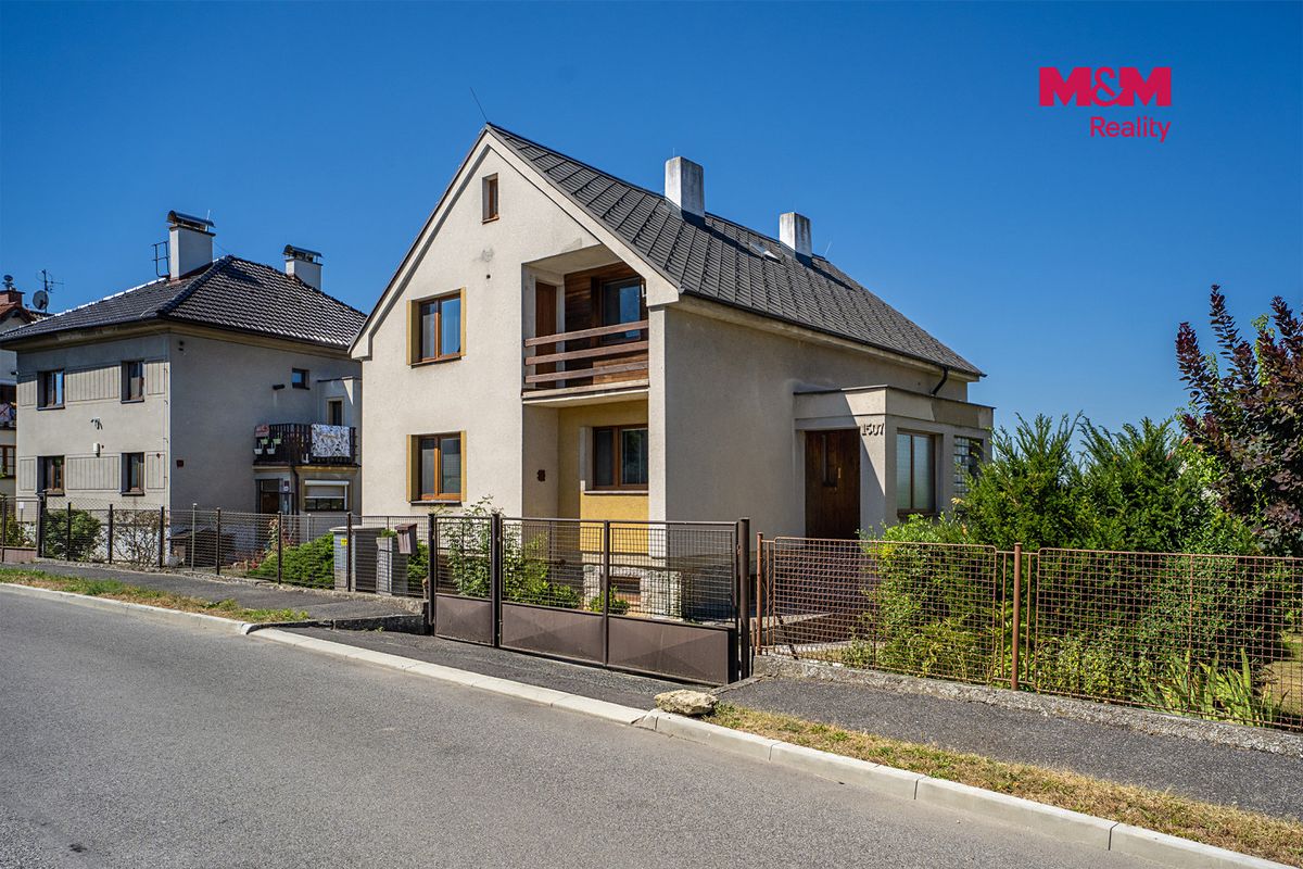 Prodej rodinného domu 240 m², pozemek 703 m² – fotografie 2