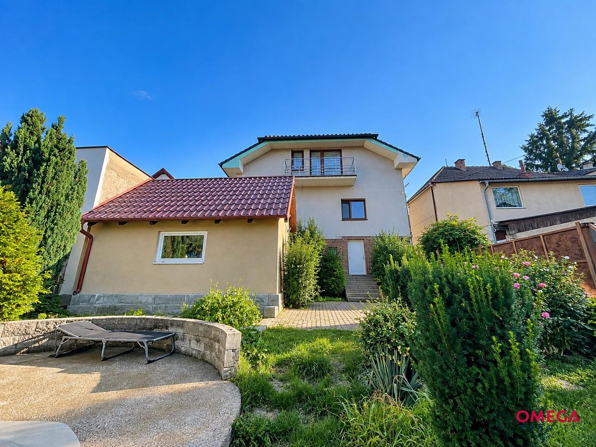Prodej rodinného domu 200 m², pozemek 734 m² – fotografie 2
