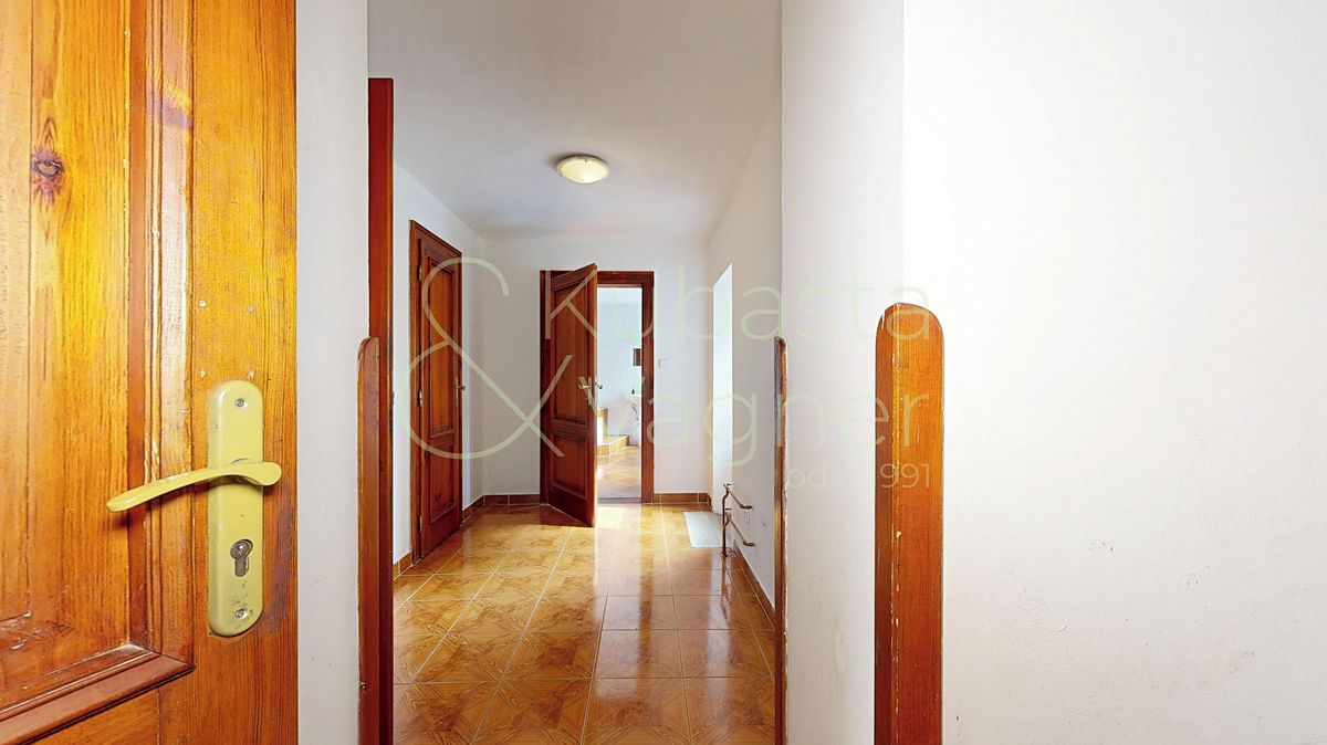 Prodej rodinného domu 205 m², pozemek 144 m² – fotografie 2