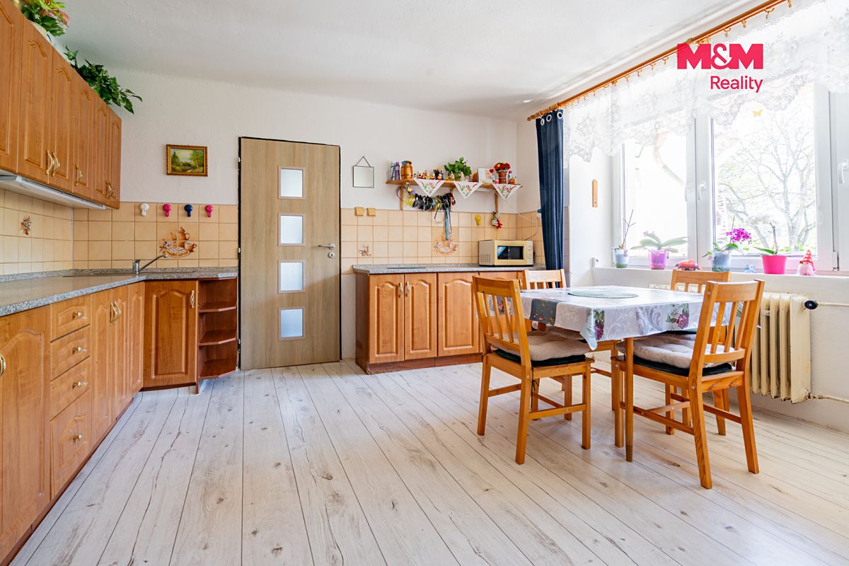 Prodej rodinného domu 190 m², pozemek 914 m² – fotografie 3