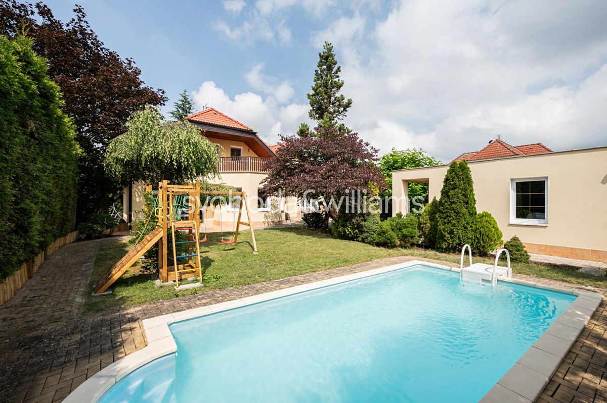 Prodej rodinného domu 212 m², pozemek 787 m² – fotografie 2