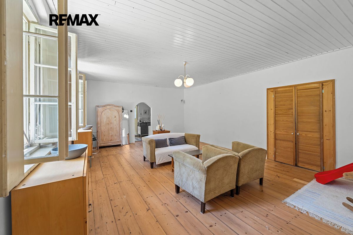 Prodej rodinného domu 210 m², pozemek 1114 m² – fotografie 2