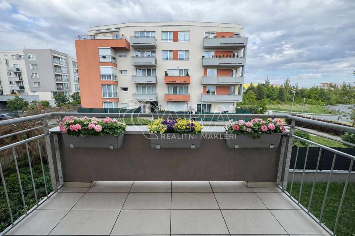 Pronájem bytu 2+kk 58 m² – fotografie 3