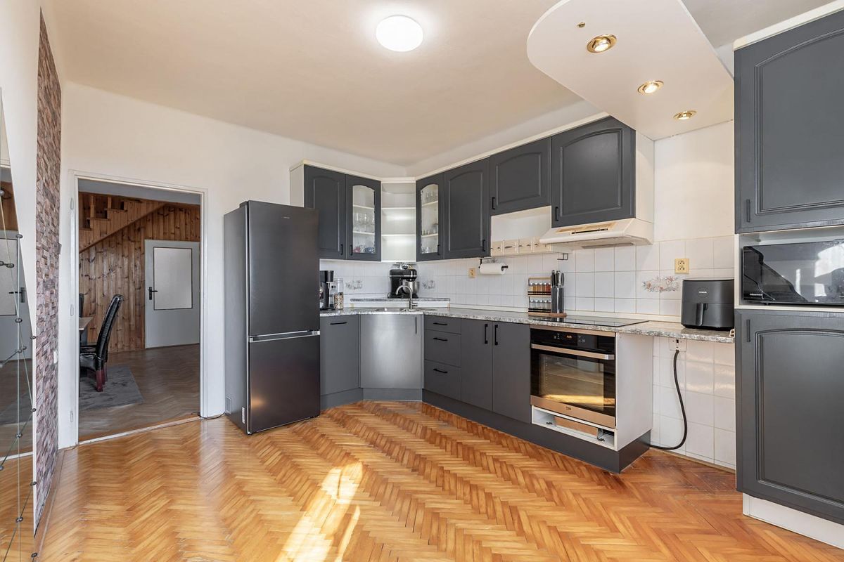 Prodej rodinného domu 218 m², pozemek 122 m² – fotografie 3