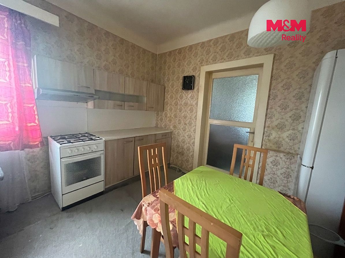 Prodej rodinného domu 180 m², pozemek 819 m² – fotografie 2