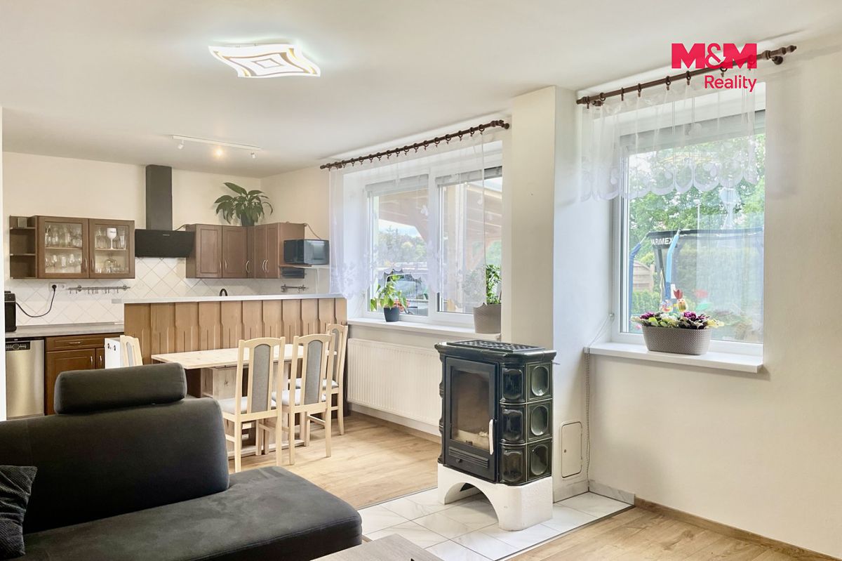 Prodej rodinného domu 140 m², pozemek 246 m² – fotografie 2