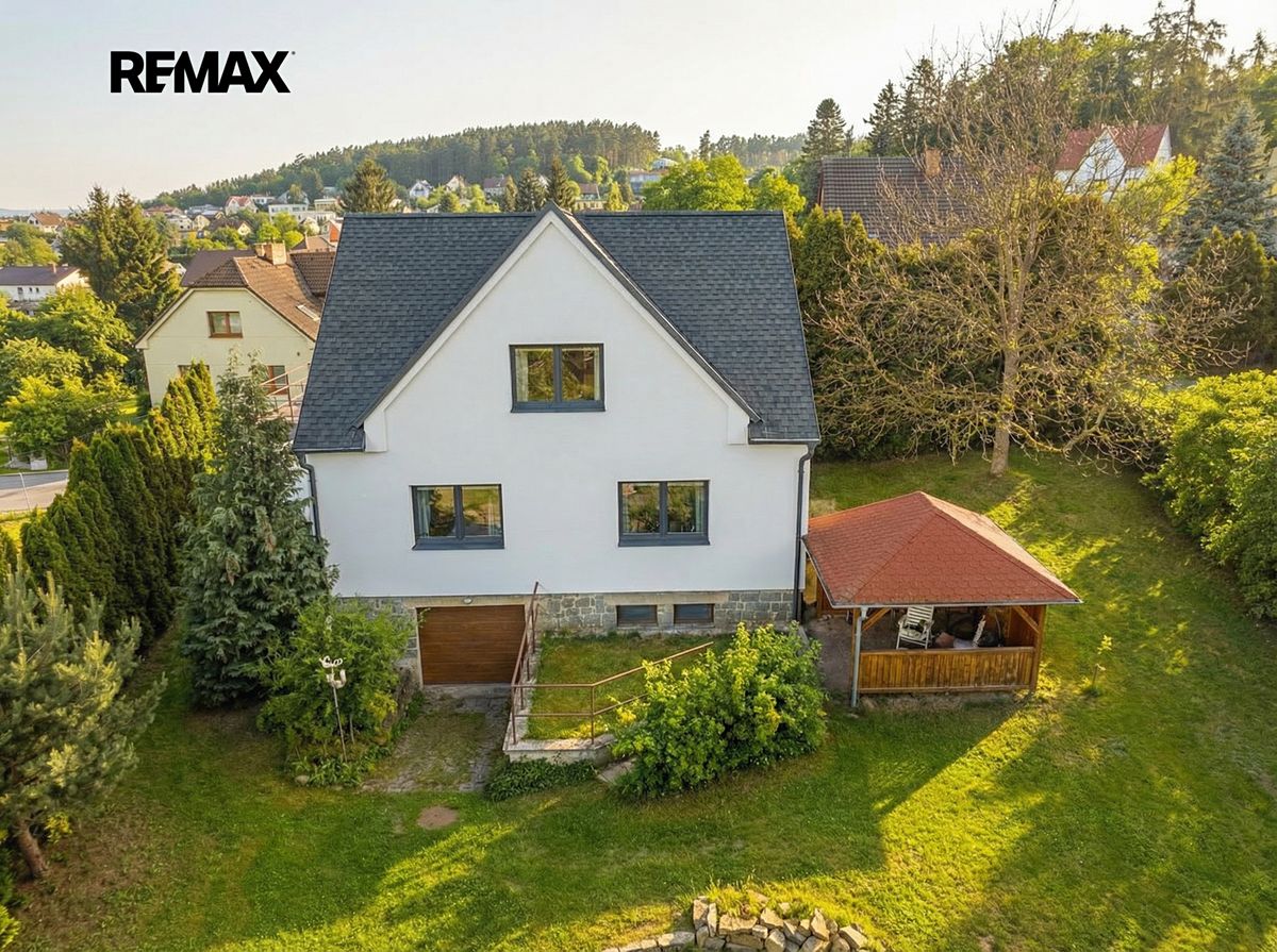 Prodej rodinného domu 292 m², pozemek 990 m² – fotografie 2