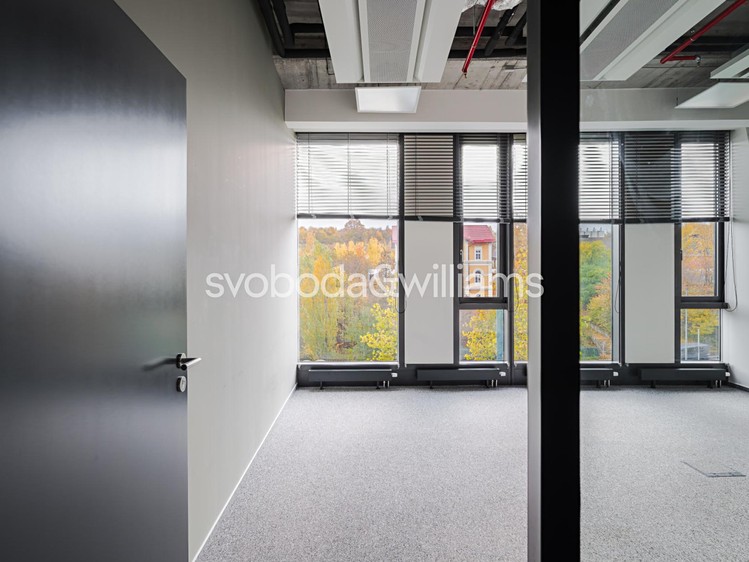 Pronájem komerčního prostoru, 1 298 m² (5 z 17)
