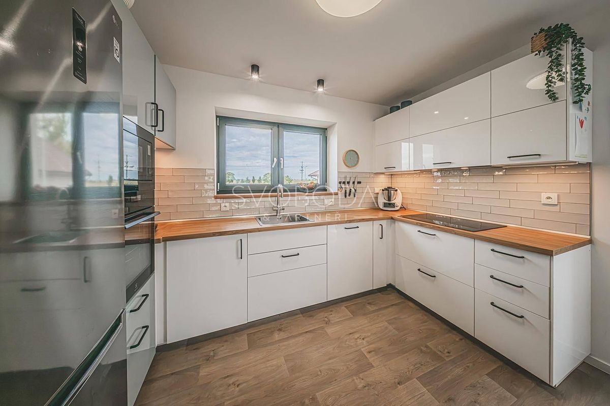 Prodej rodinného domu 142 m², pozemek 900 m² – fotografie 4