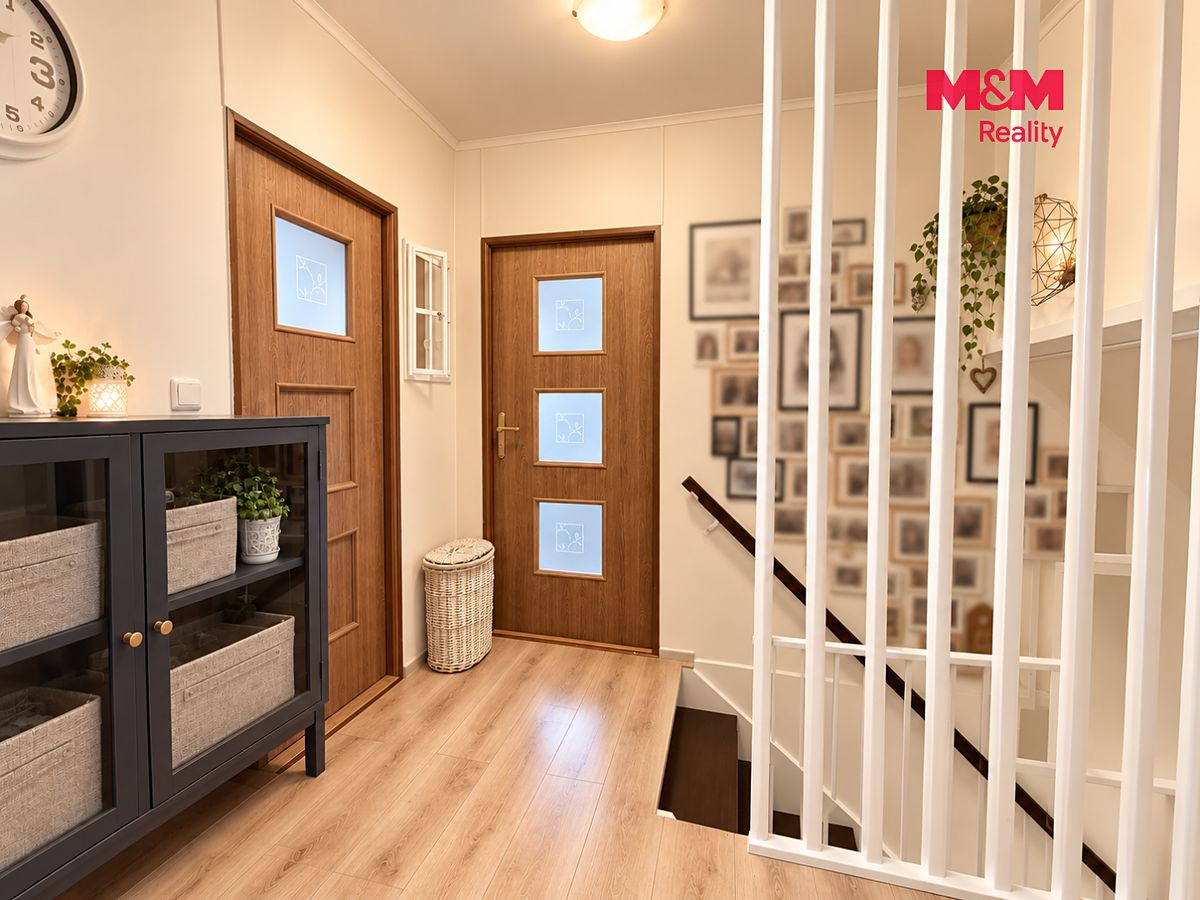 Prodej rodinného domu 218 m², pozemek 930 m² – fotografie 4