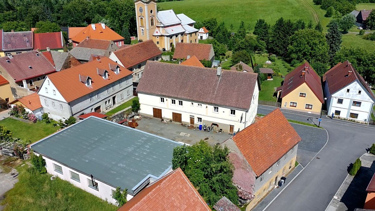 Prodej rodinného domu 900 m², pozemek 1315 m² – fotografie 3