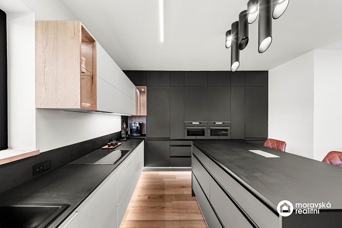 Prodej rodinného domu 199 m², pozemek 700 m² – fotografie 3