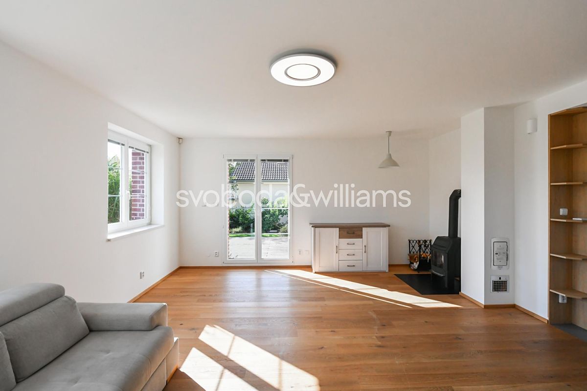 Pronájem rodinného domu 259 m², pozemek 1003 m²