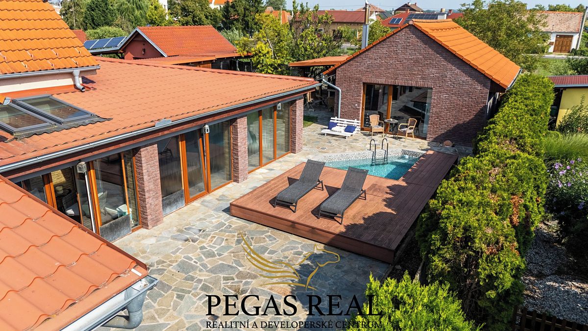 Prodej rodinného domu 338 m², pozemek 701 m²