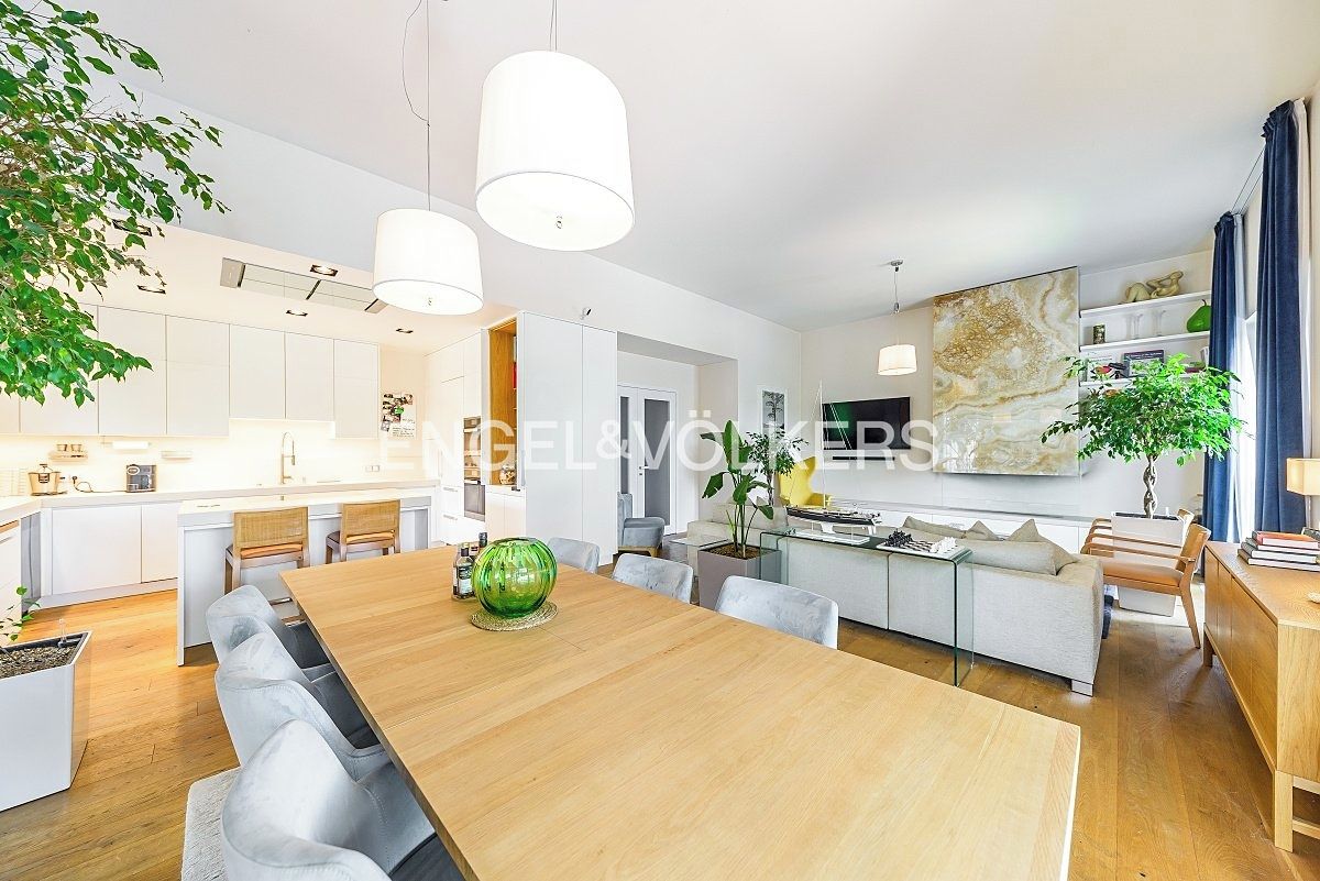 Pronájem bytu 6 pokojů a více 267 m² – fotografie 2