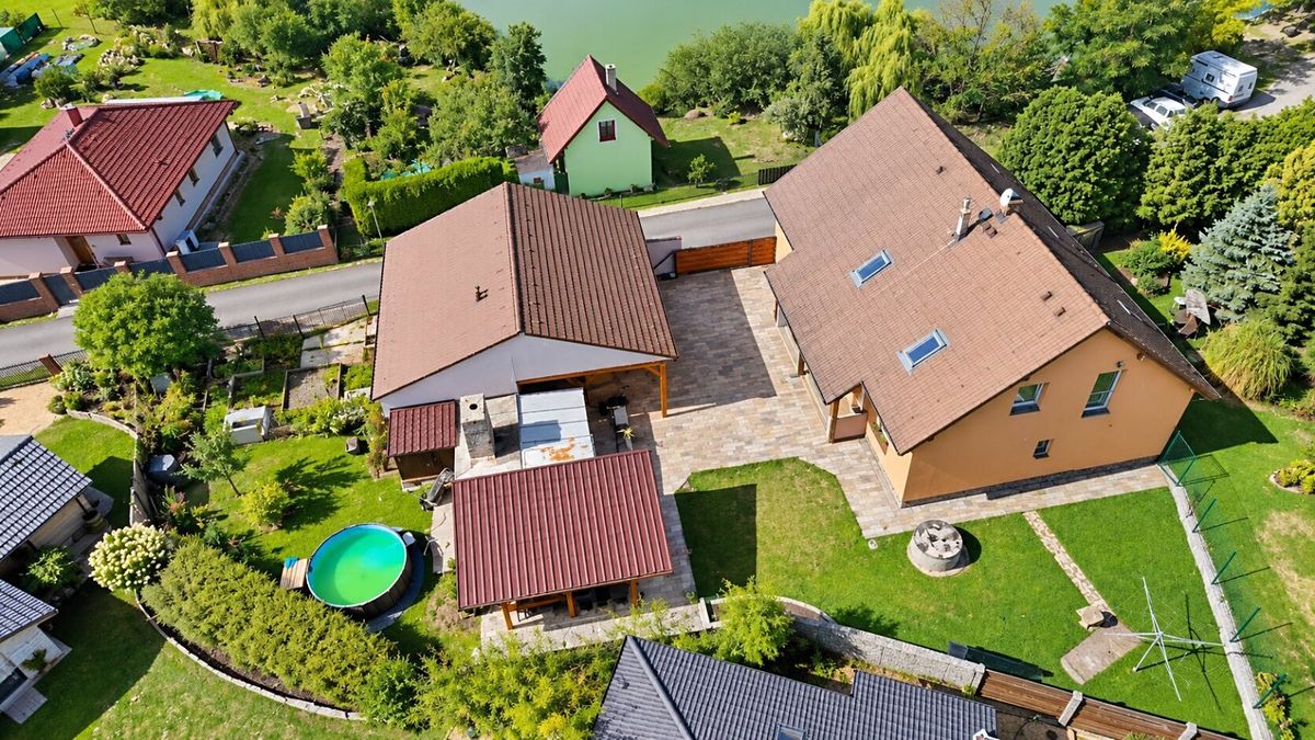 Prodej rodinného domu 260 m², pozemek 1386 m² – fotografie 3