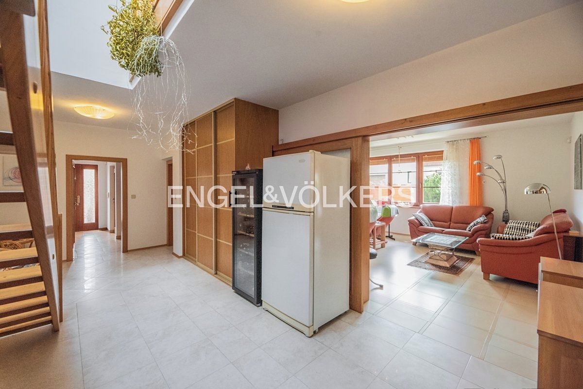 Prodej rodinného domu 270 m², pozemek 822 m² – fotografie 5