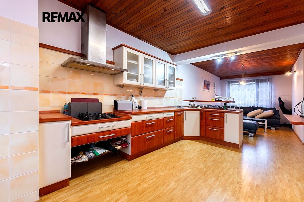 Prodej rodinného domu 200 m², pozemek 1017 m² – fotografie 3