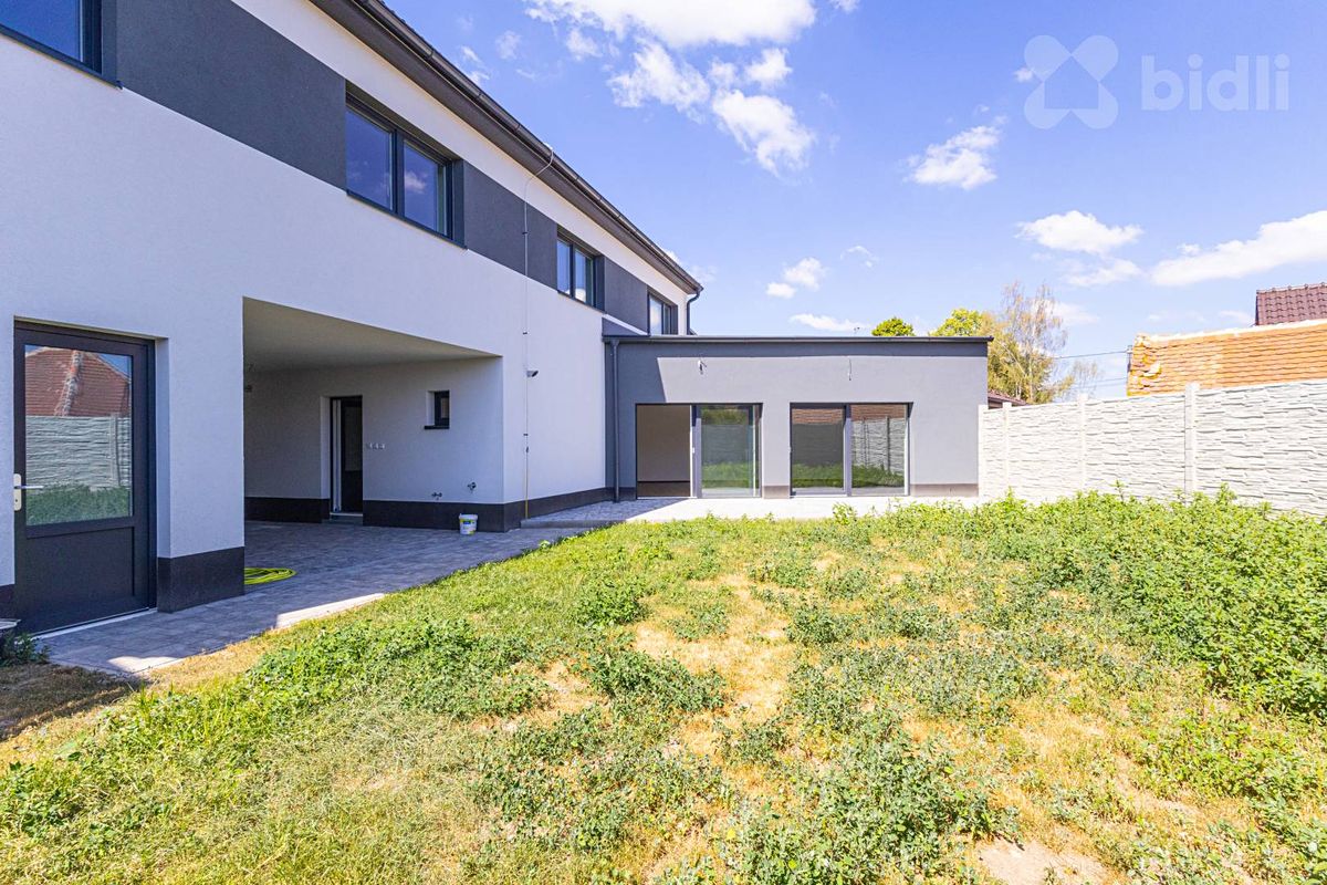Prodej rodinného domu 231 m², pozemek 305 m² – fotografie 2