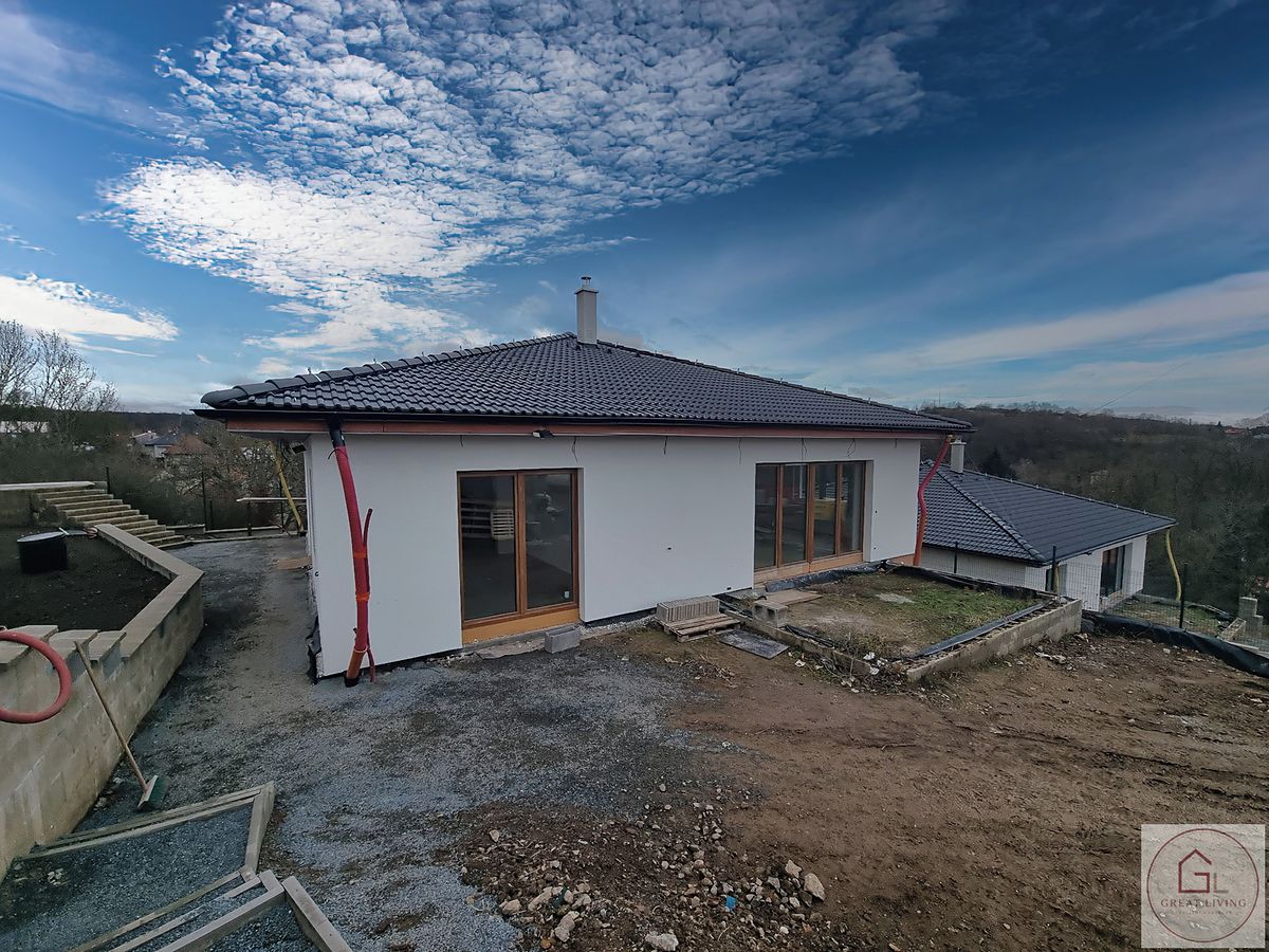 Prodej rodinného domu 206 m², pozemek 880 m² – fotografie 2