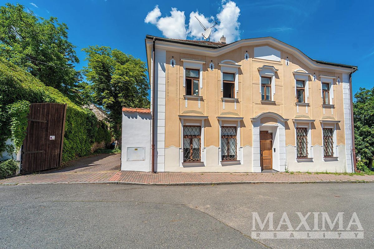Prodej rodinného domu 250 m², pozemek 1117 m² – fotografie 2