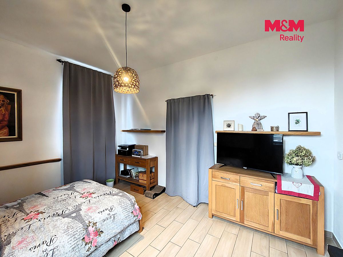 Prodej rodinného domu 197 m², pozemek 1142 m² – fotografie 2