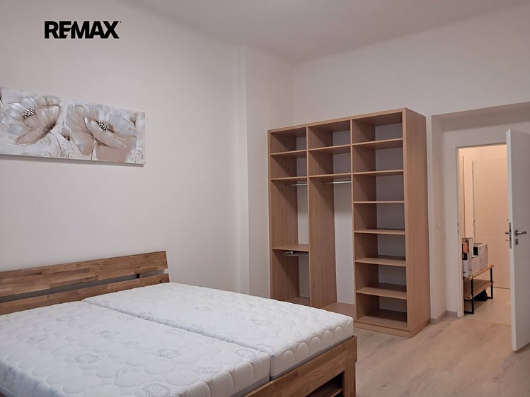 Pronájem bytu 3+kk, 65 m² (8 z 21)