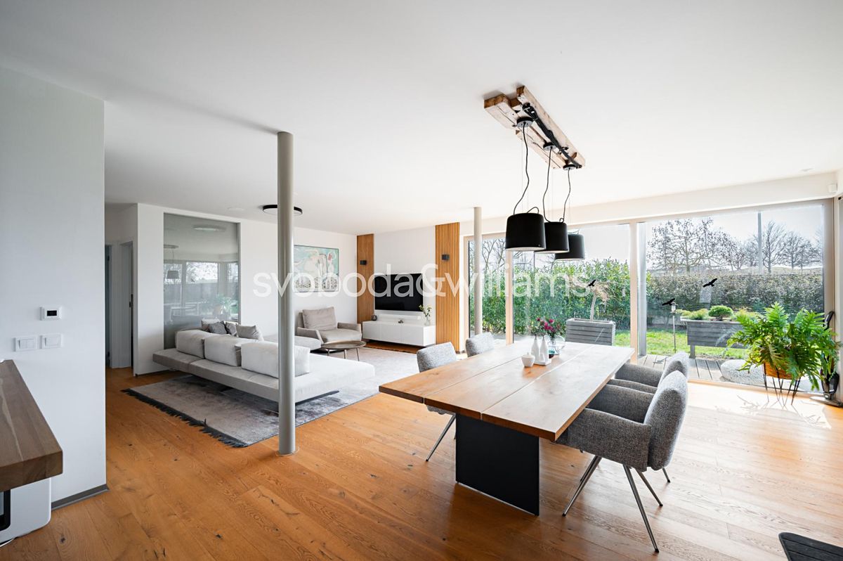 Prodej rodinného domu 304 m², pozemek 967 m² – fotografie 2