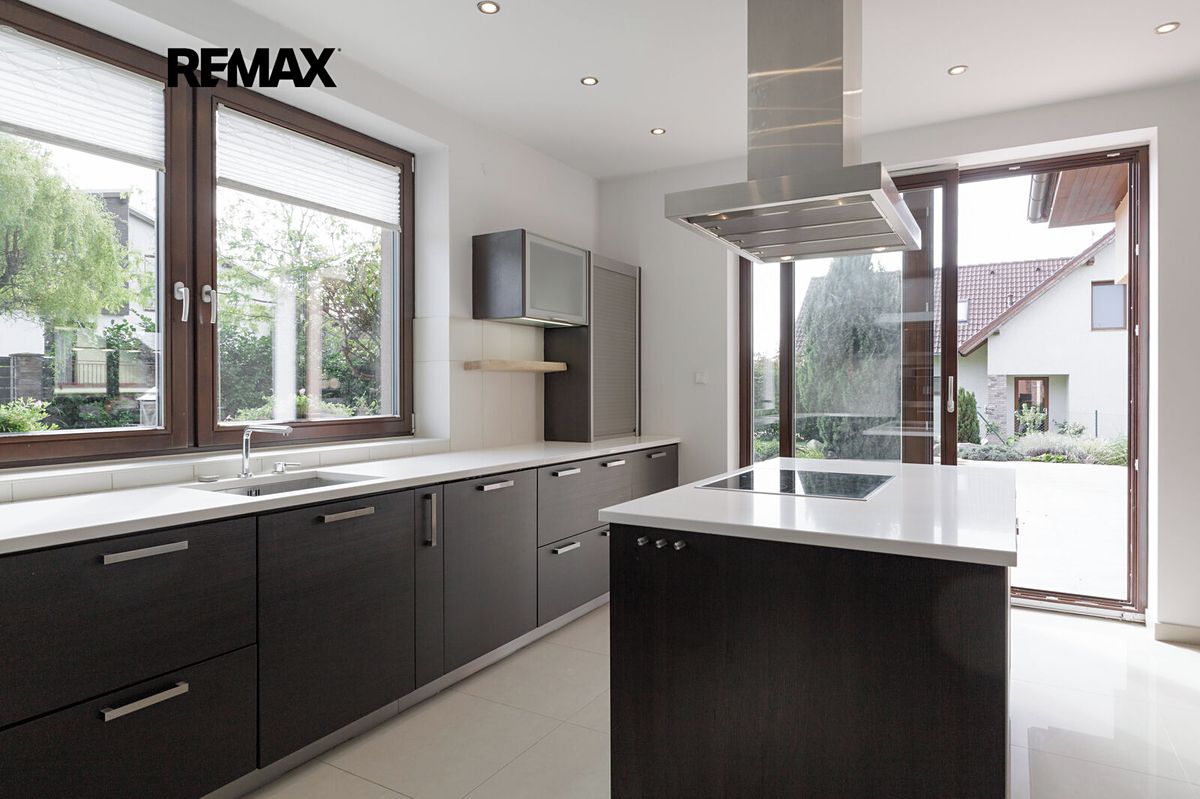 Prodej rodinného domu 260 m², pozemek 933 m² – fotografie 3