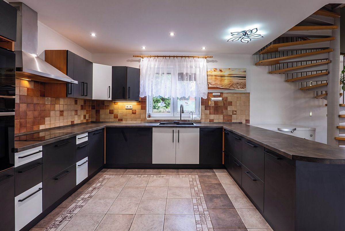Prodej rodinného domu 240 m², pozemek 947 m² – fotografie 3