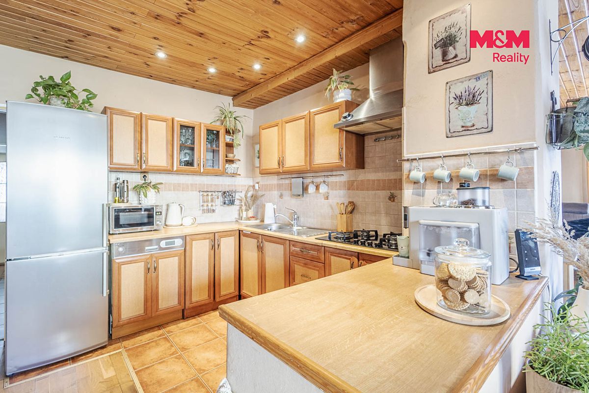 Prodej rodinného domu 240 m², pozemek 775 m² – fotografie 3