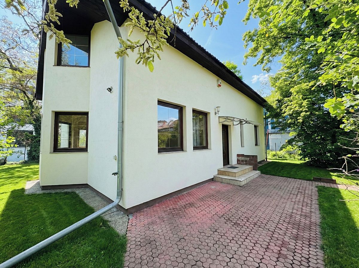 Prodej rodinného domu 242 m², pozemek 121 m² – fotografie 3