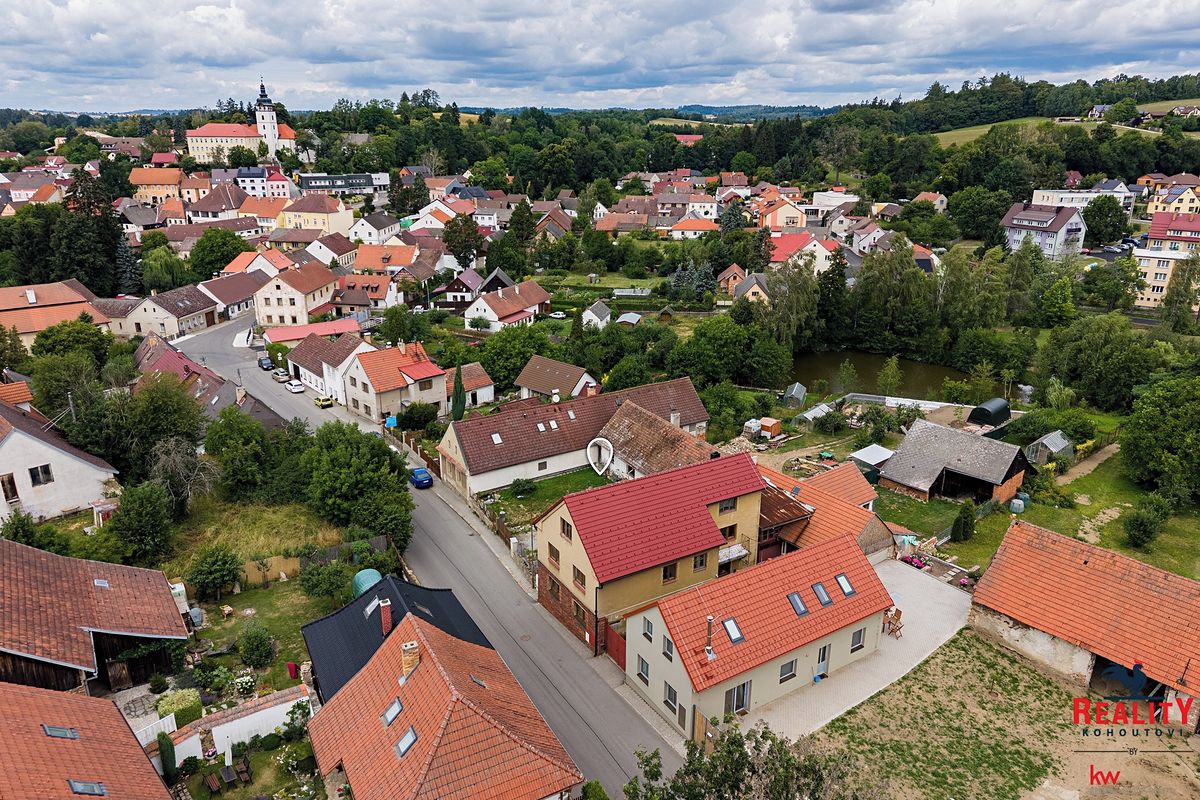 Prodej rodinného domu 260 m², pozemek 938 m² – fotografie 3