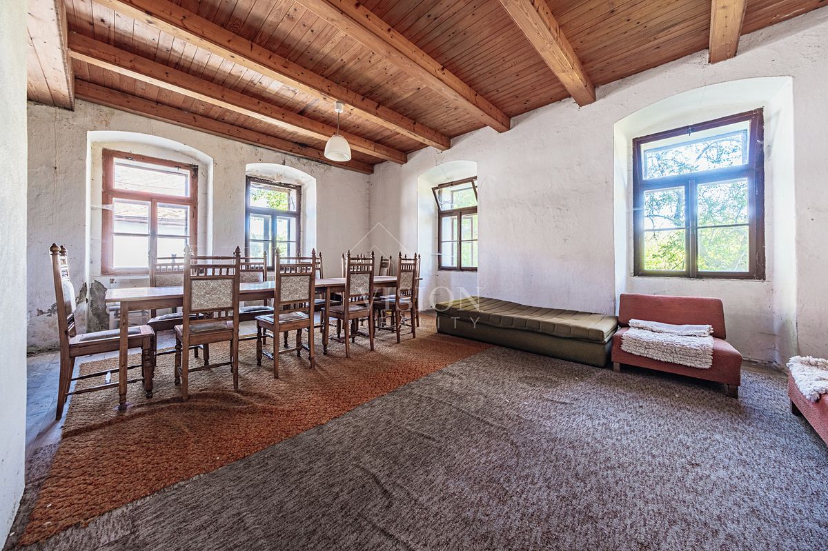 Prodej rodinného domu 408 m², pozemek 715 m² – fotografie 2