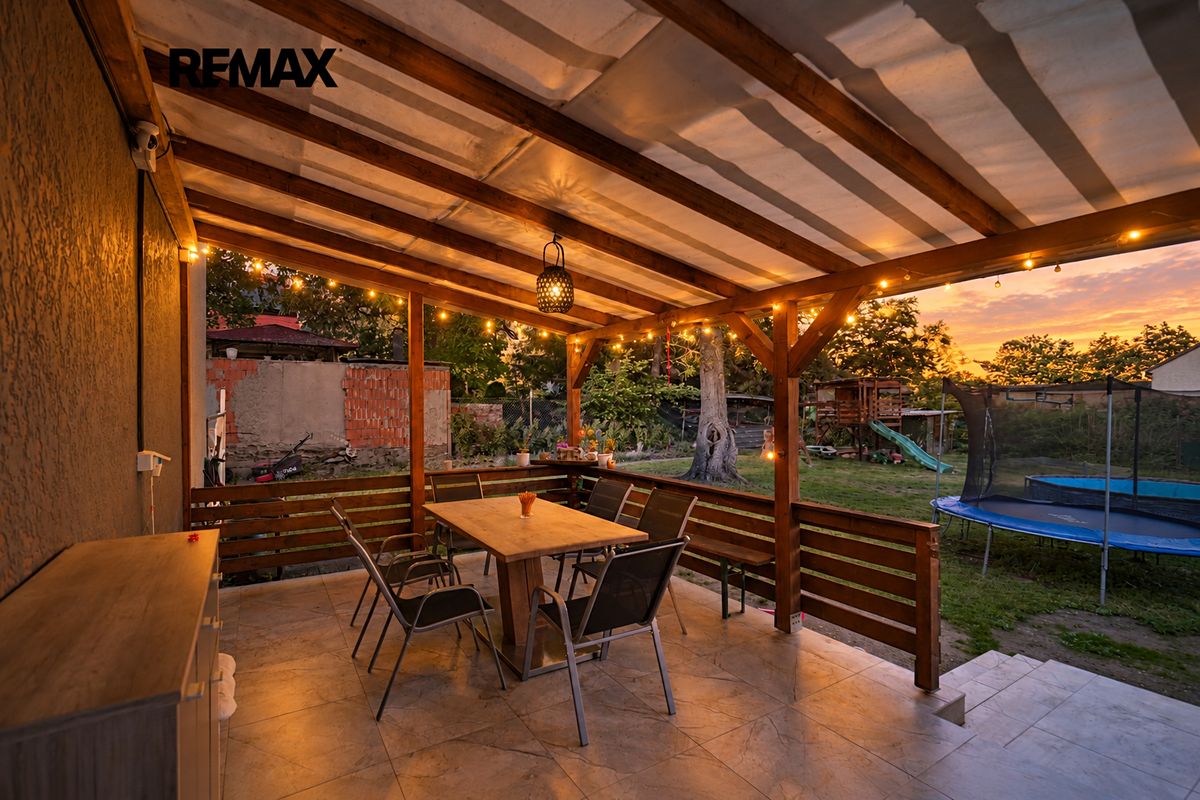 Prodej rodinného domu 252 m², pozemek 863 m² – fotografie 2