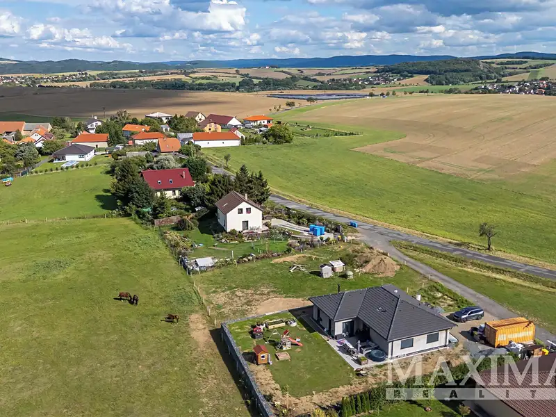 Prodej stavebního pozemku 1000 m², Chlustina – náhled fotky 1