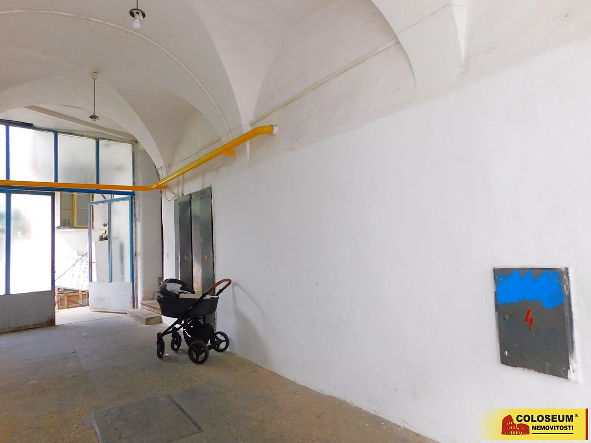 Prodej vícegeneračního domu 1700 m², pozemek 990 m² – fotografie 3